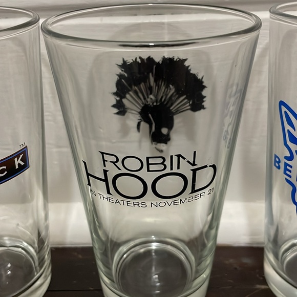 Bundle of 3 Vintage Beer Glasses - Saugatuck Brewing, Robin Hood, and Benchmade - Picture 4 of 5